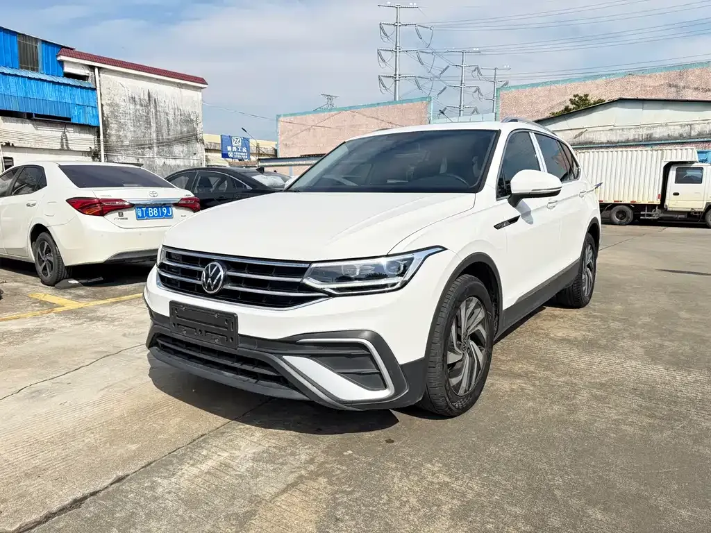 Volkswagen Tiguan L — фото 1