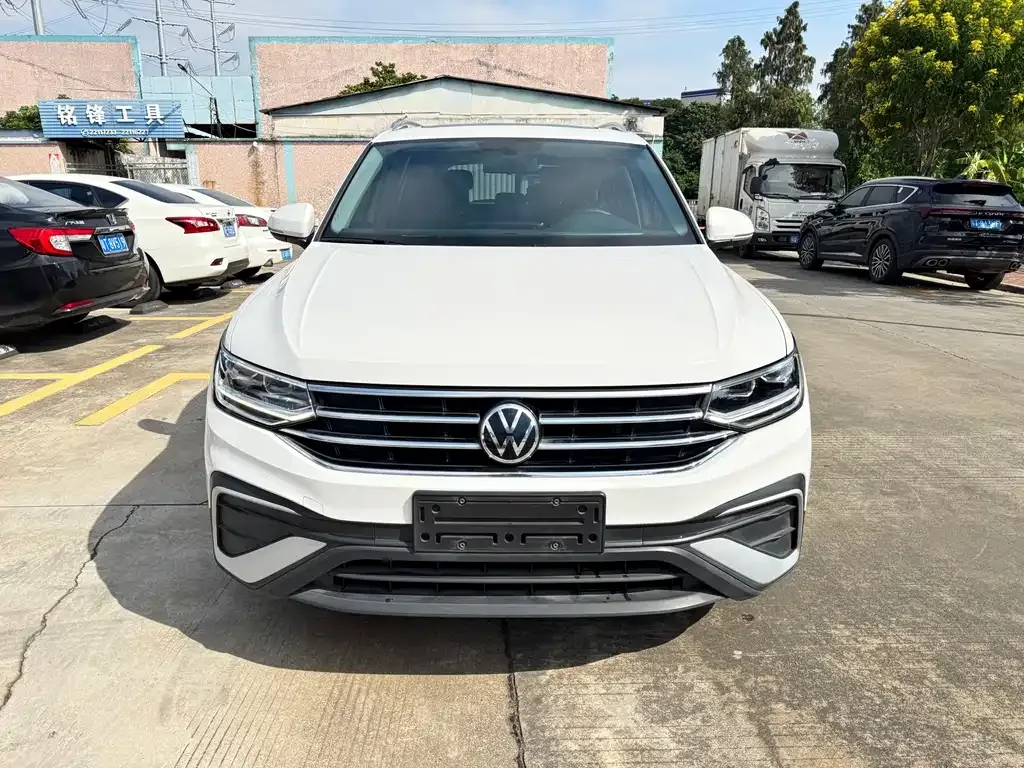 Volkswagen Tiguan L — фото 2
