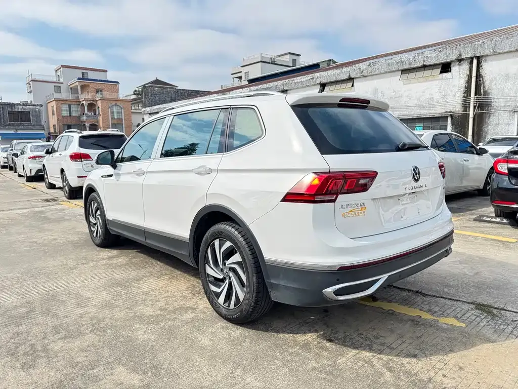 Volkswagen Tiguan L — фото 4