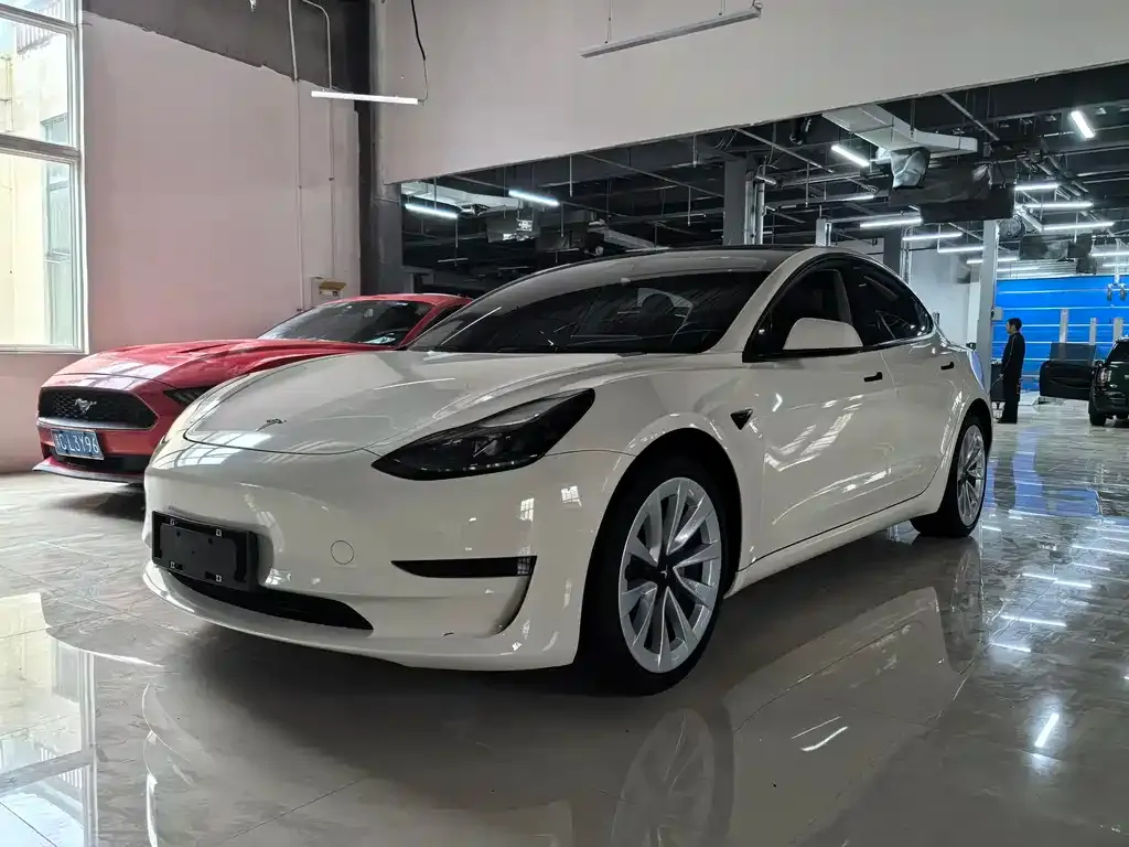 Tesla Model 3 — фото 1