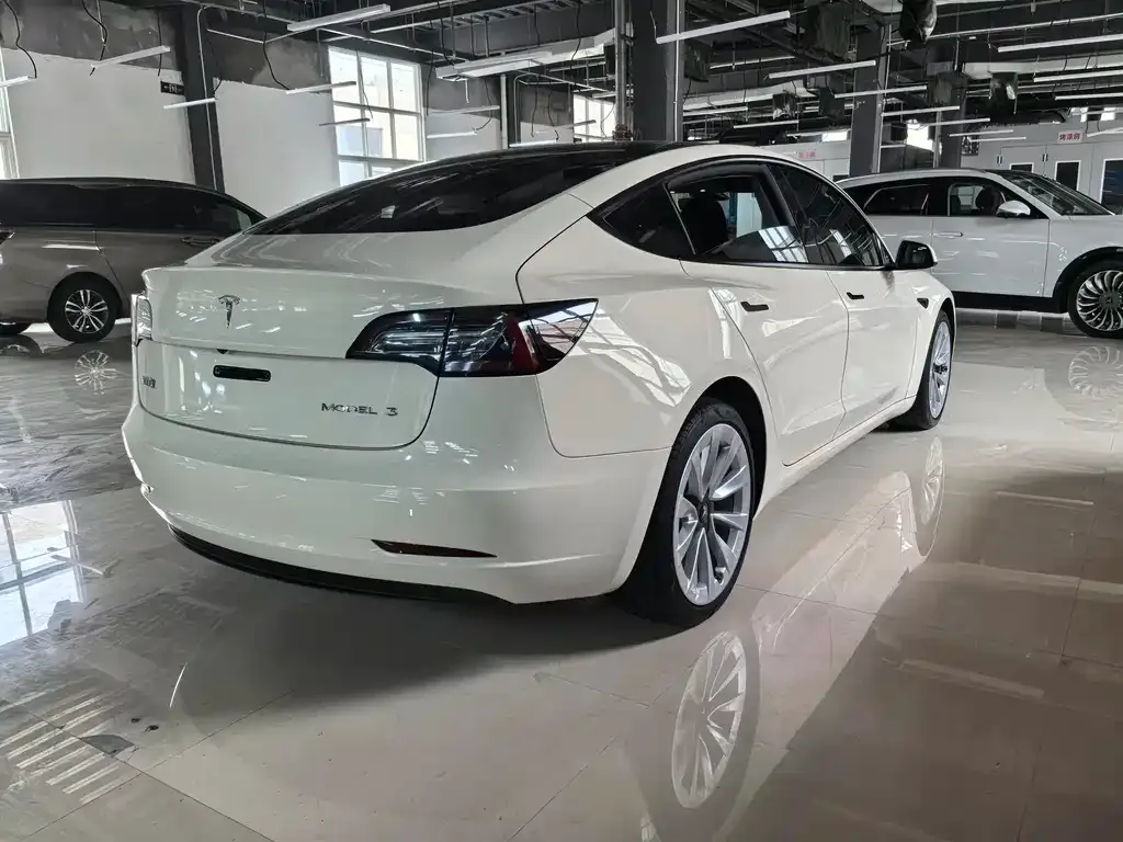 Tesla Model 3 — фото 4