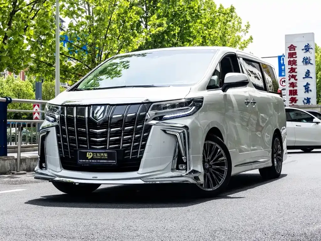 Toyota Alphard — фото 1