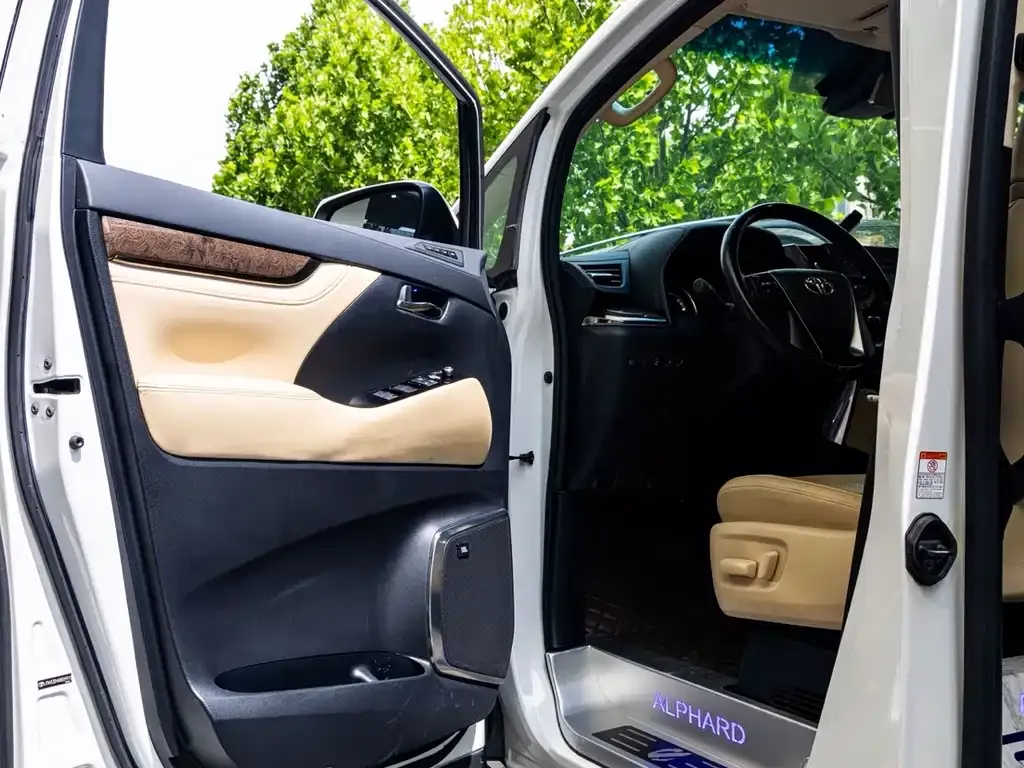 Toyota Alphard — фото 5