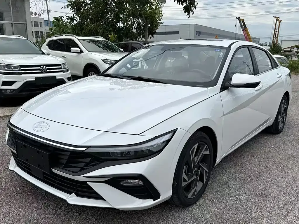 Hyundai Elantra — фото 1