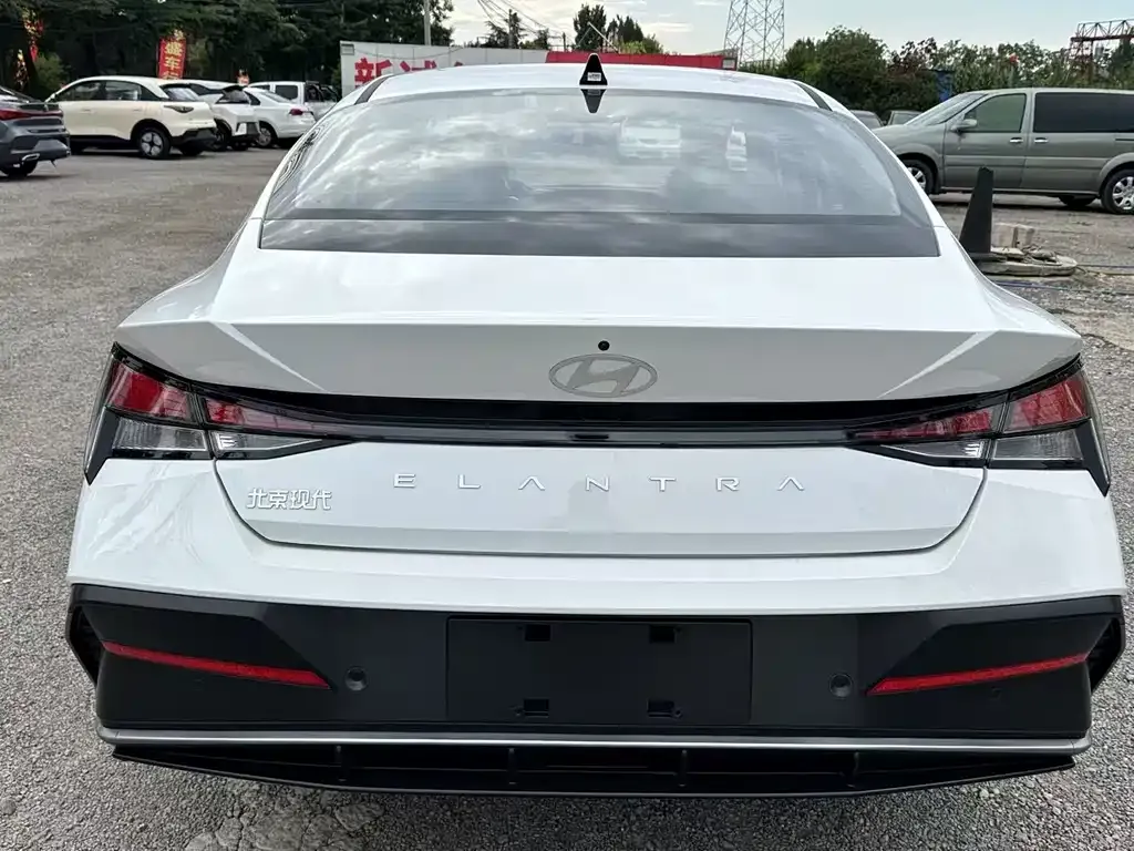Hyundai Elantra — фото 4