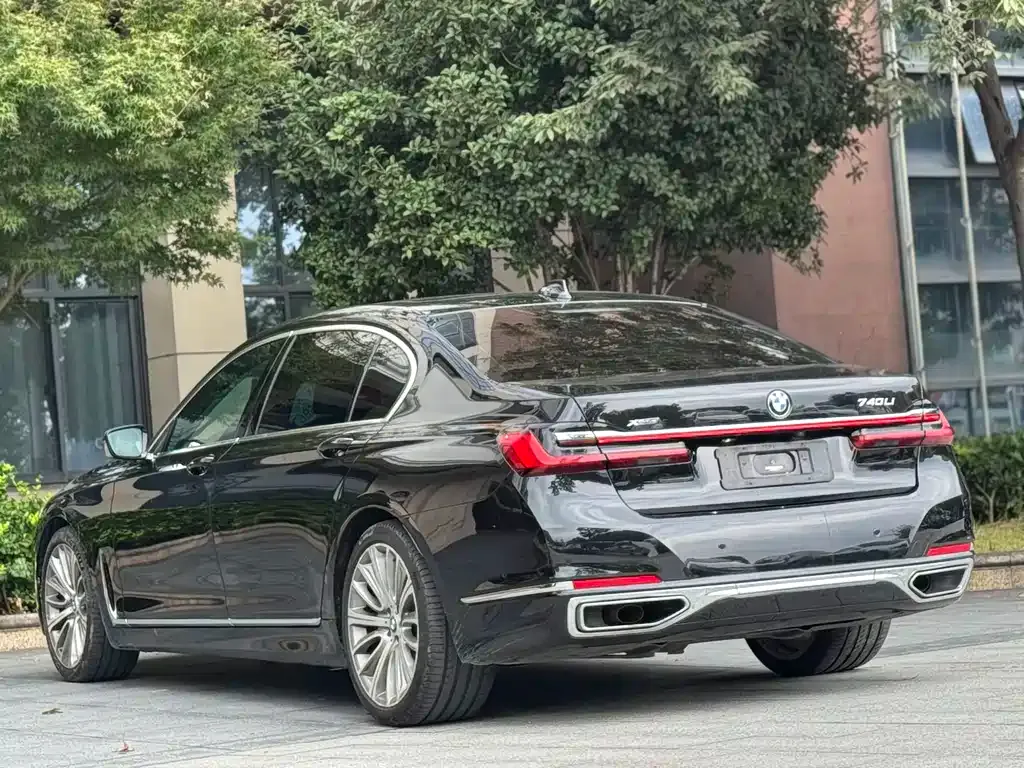 BMW 7 Series — фото 10