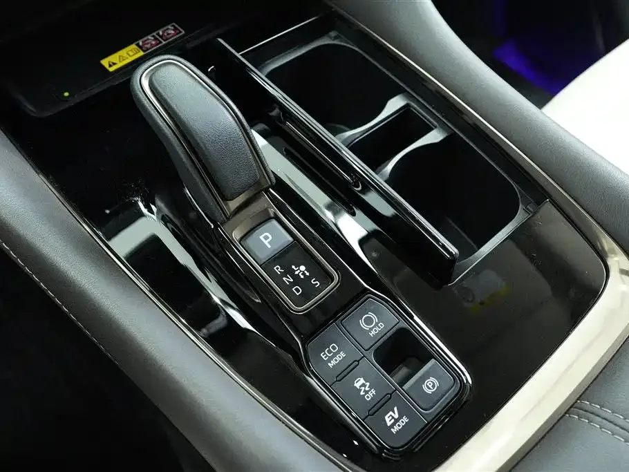 Toyota Alphard — фото 10