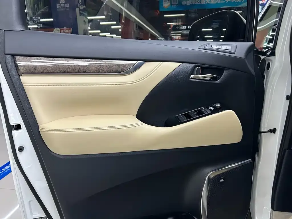 Toyota Vellfire — фото 5