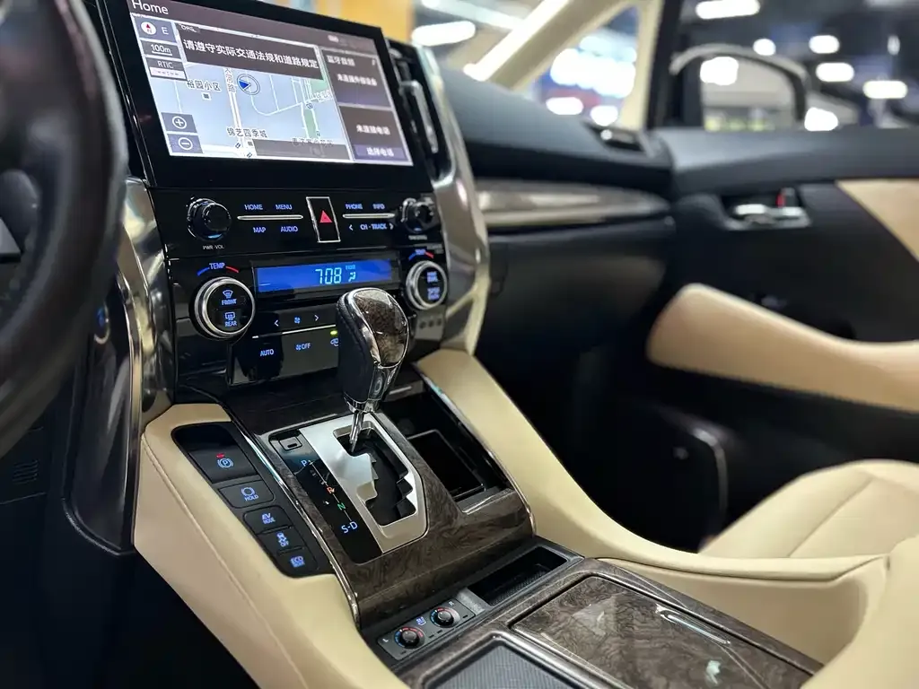 Toyota Vellfire — фото 8