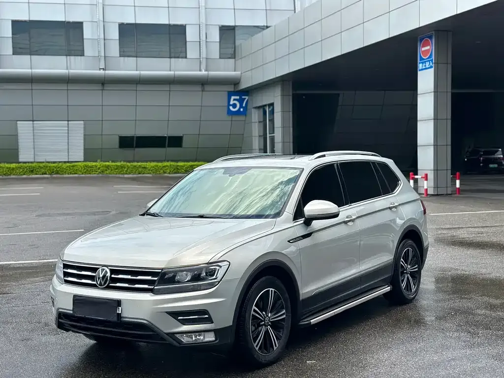 Volkswagen Tiguan L — фото 1