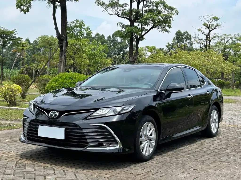 Toyota Camry — фото 1