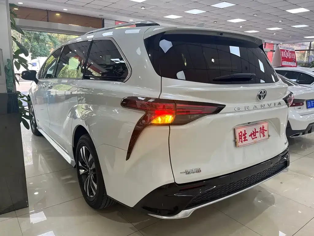 Toyota Granvia — фото 4