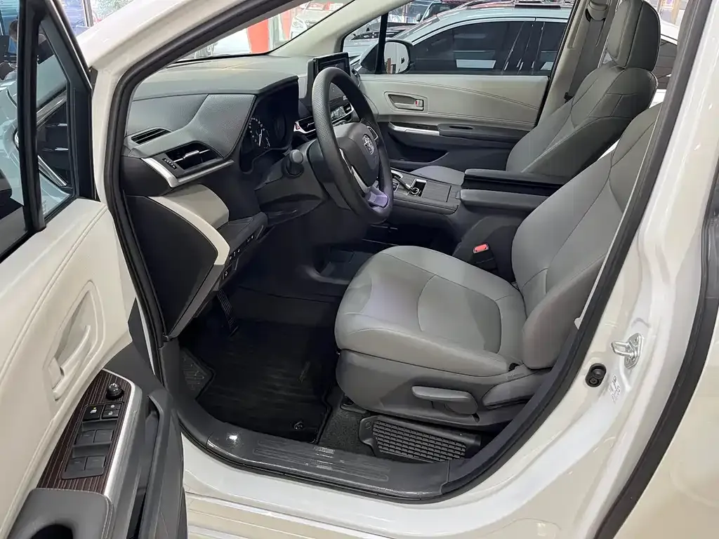 Toyota Granvia — фото 6