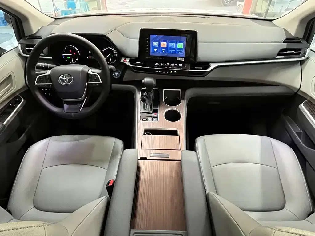 Toyota Granvia — фото 7