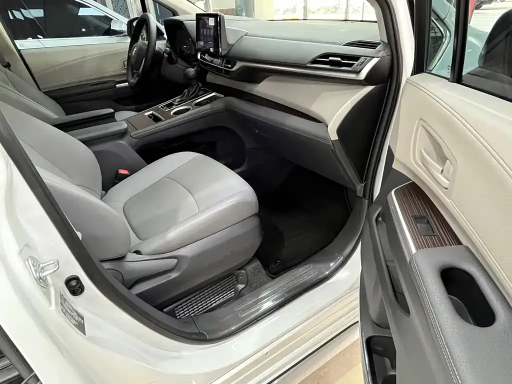Toyota Granvia — фото 8