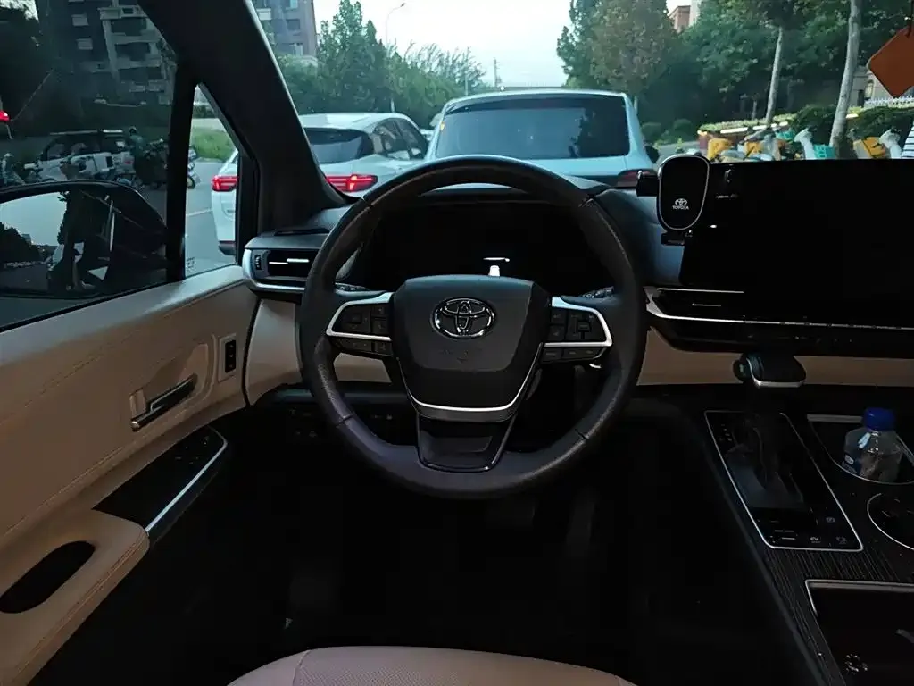 Toyota Granvia — фото 3