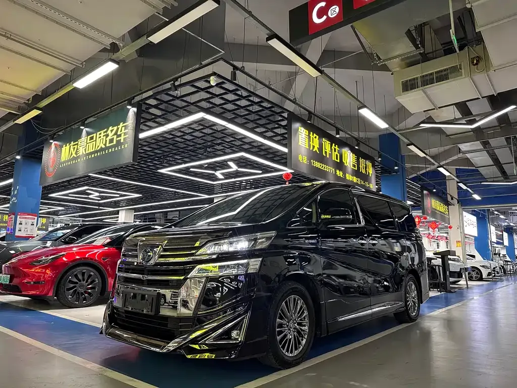 Toyota Vellfire — фото 1