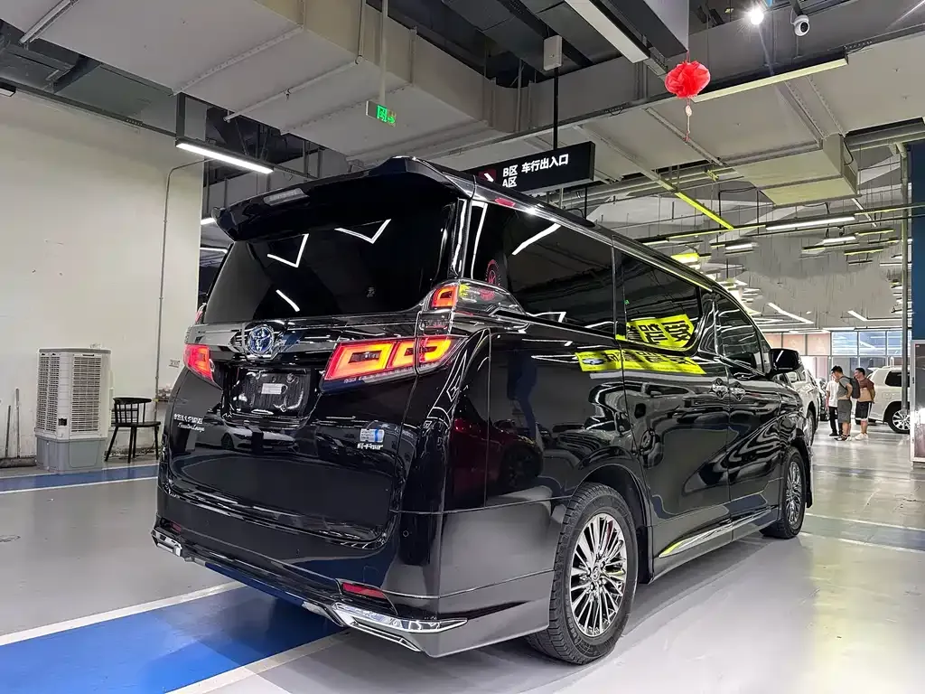 Toyota Vellfire — фото 6