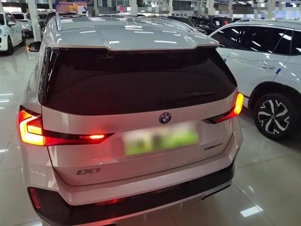 BMW iX1 — фото 6