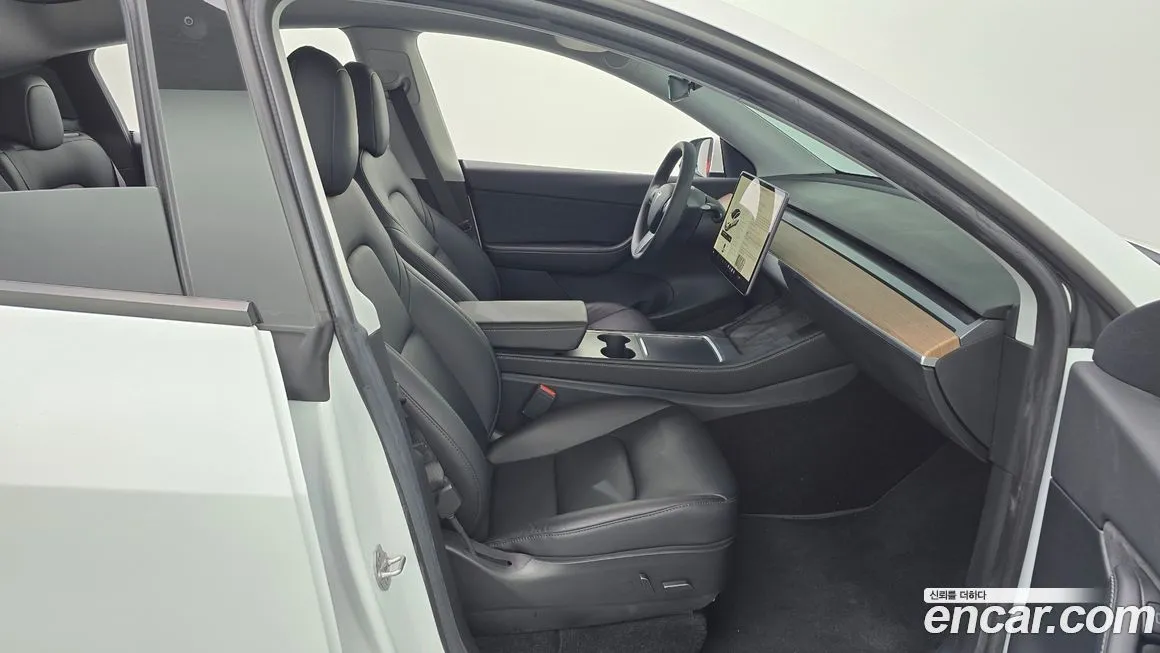 Tesla Model Y — фото 10