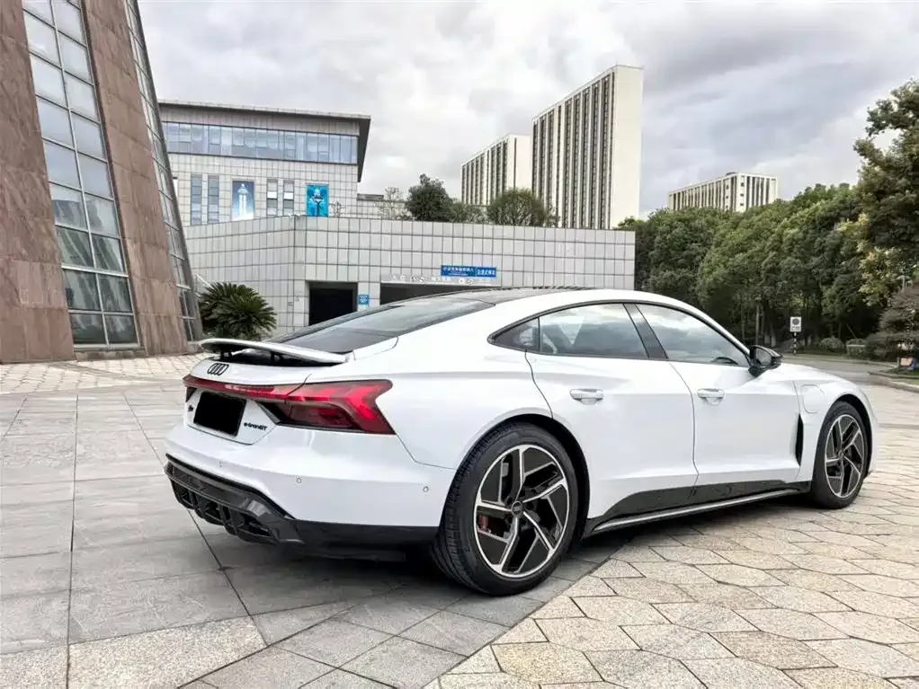 Audi RS e-tron GT — фото 6