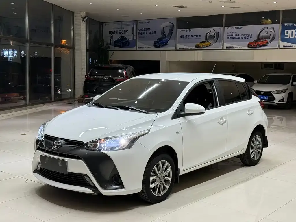 Toyota Yaris L — фото 1