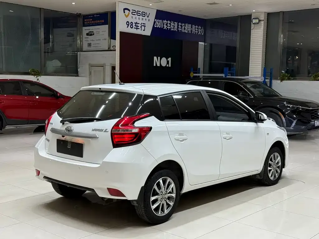 Toyota Yaris L — фото 4