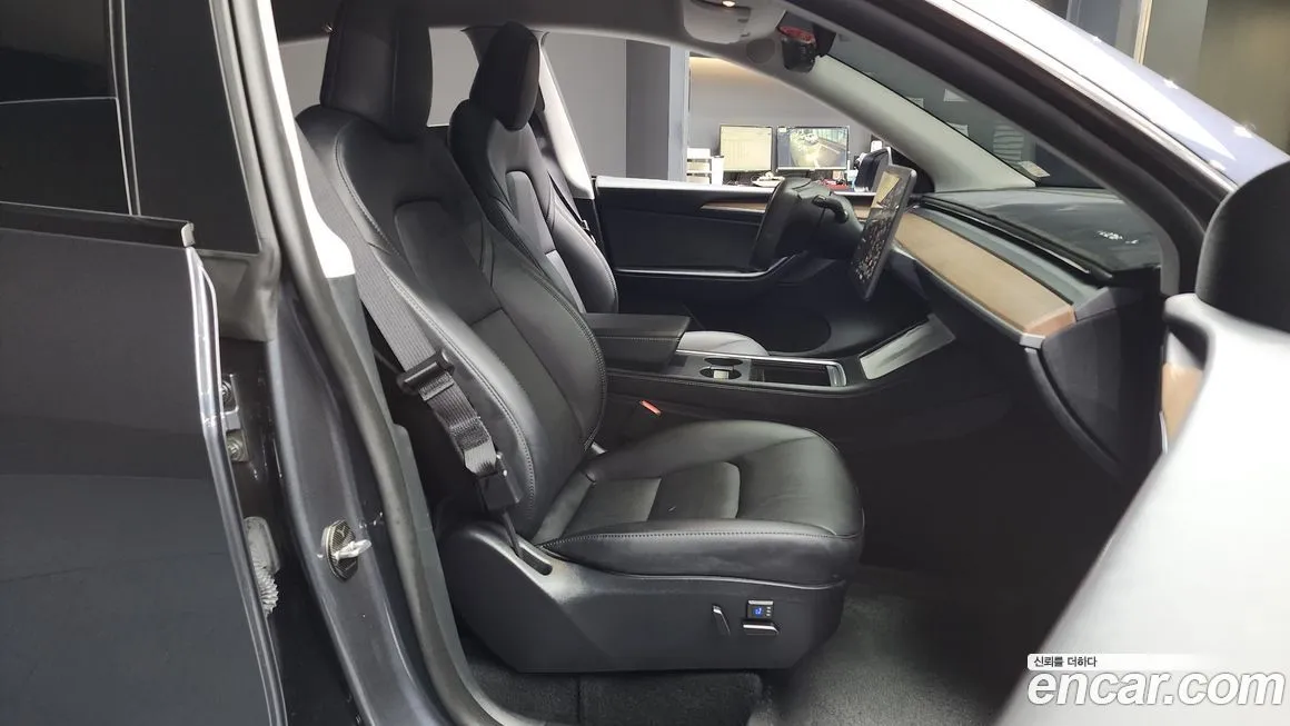 Tesla Model Y — фото 10