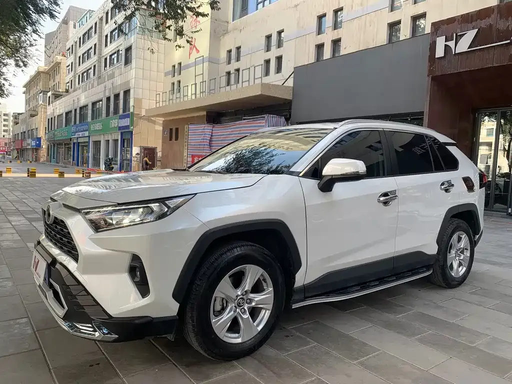 Toyota RAV4 — фото 1