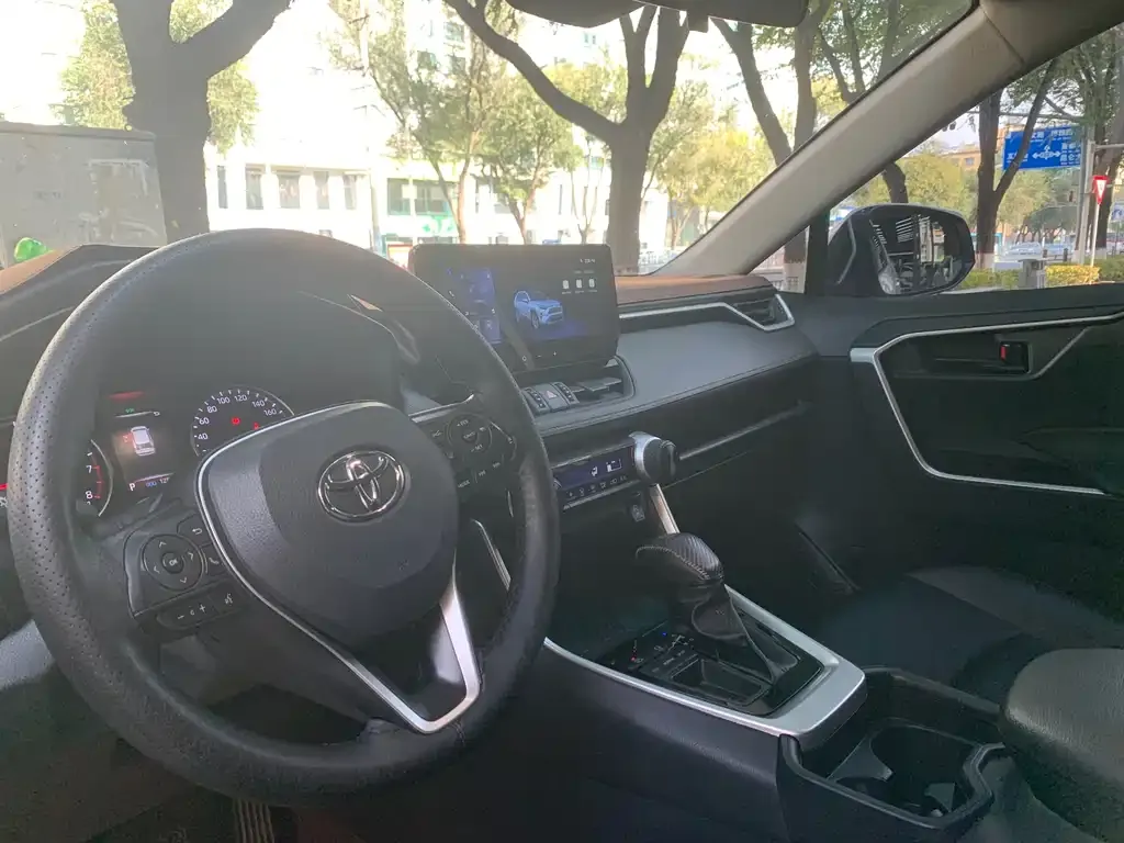 Toyota RAV4 — фото 10