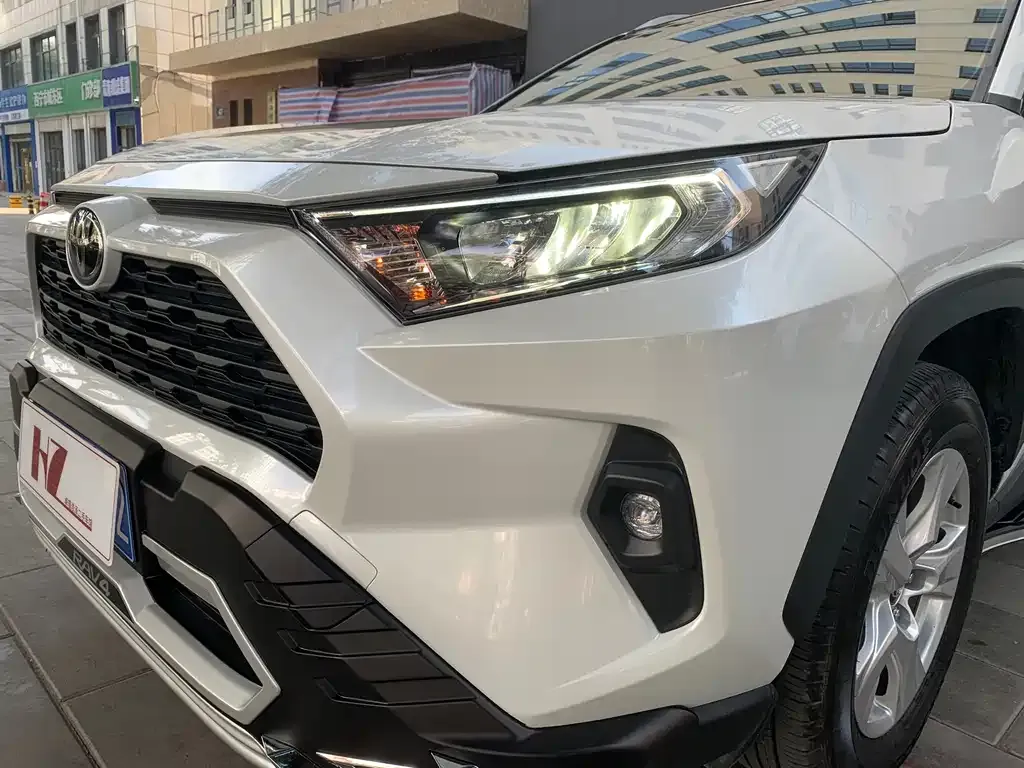 Toyota RAV4 — фото 4