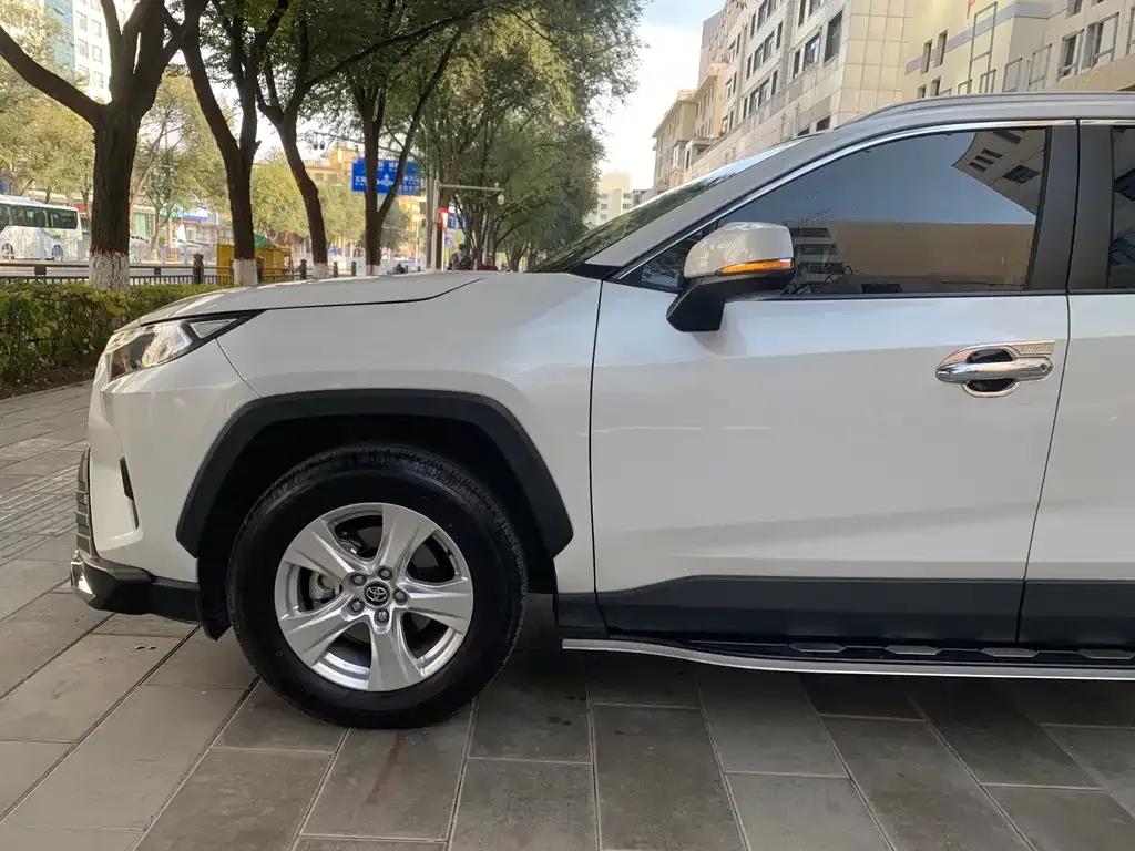 Toyota RAV4 — фото 6