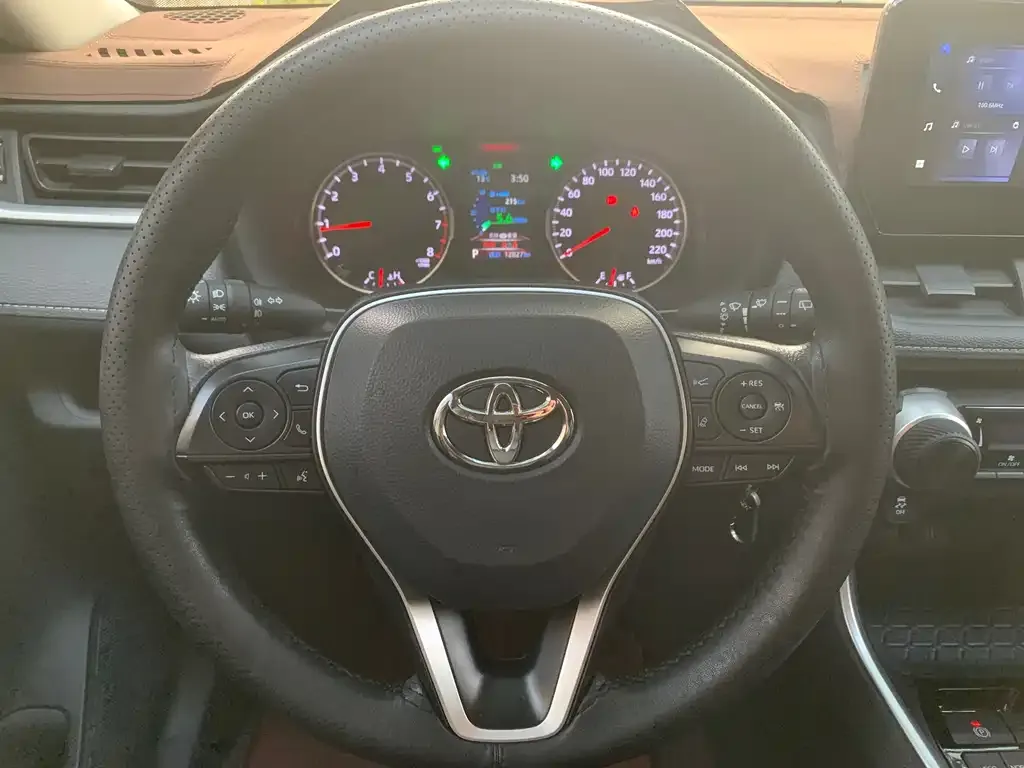 Toyota RAV4 — фото 7