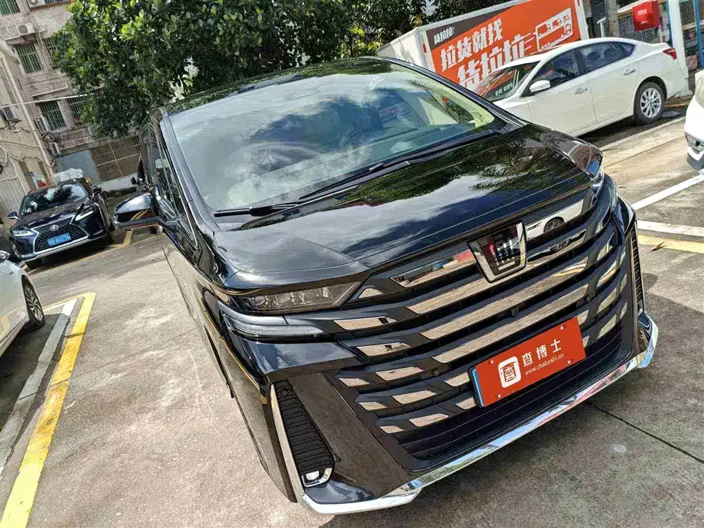 Toyota Vellfire — фото 1