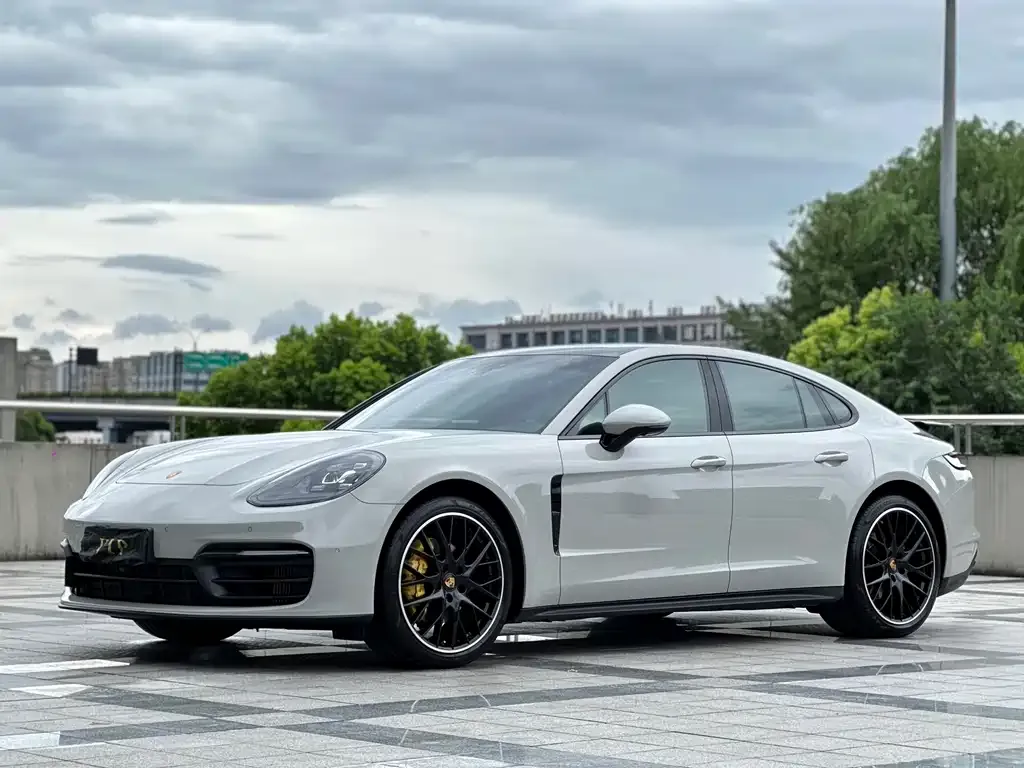 Porsche Panamera — фото 1
