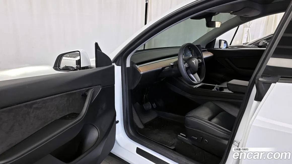 Tesla Model Y — фото 10
