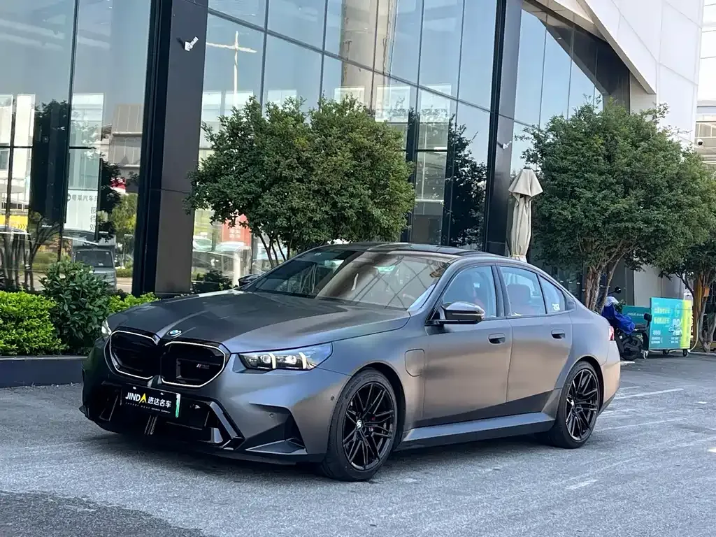 BMW M5 New Energy — фото 1