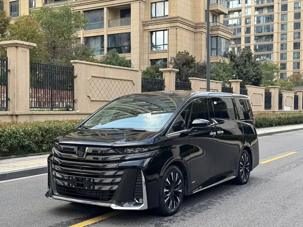 Toyota Vellfire — фото 1