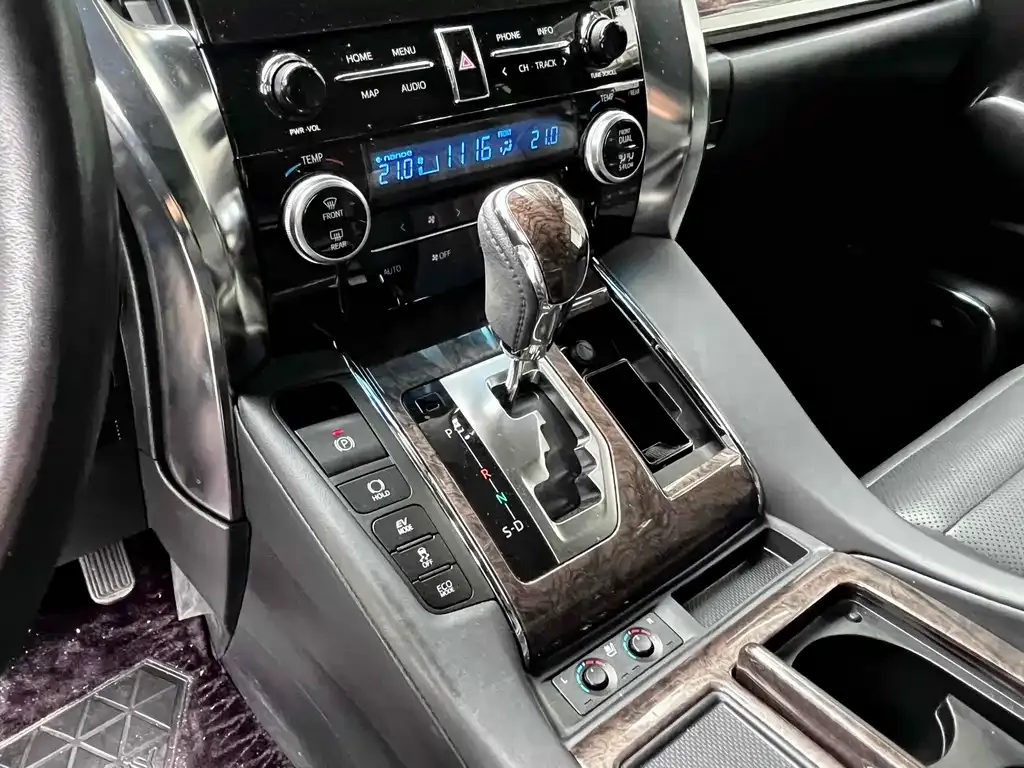 Toyota Vellfire — фото 10