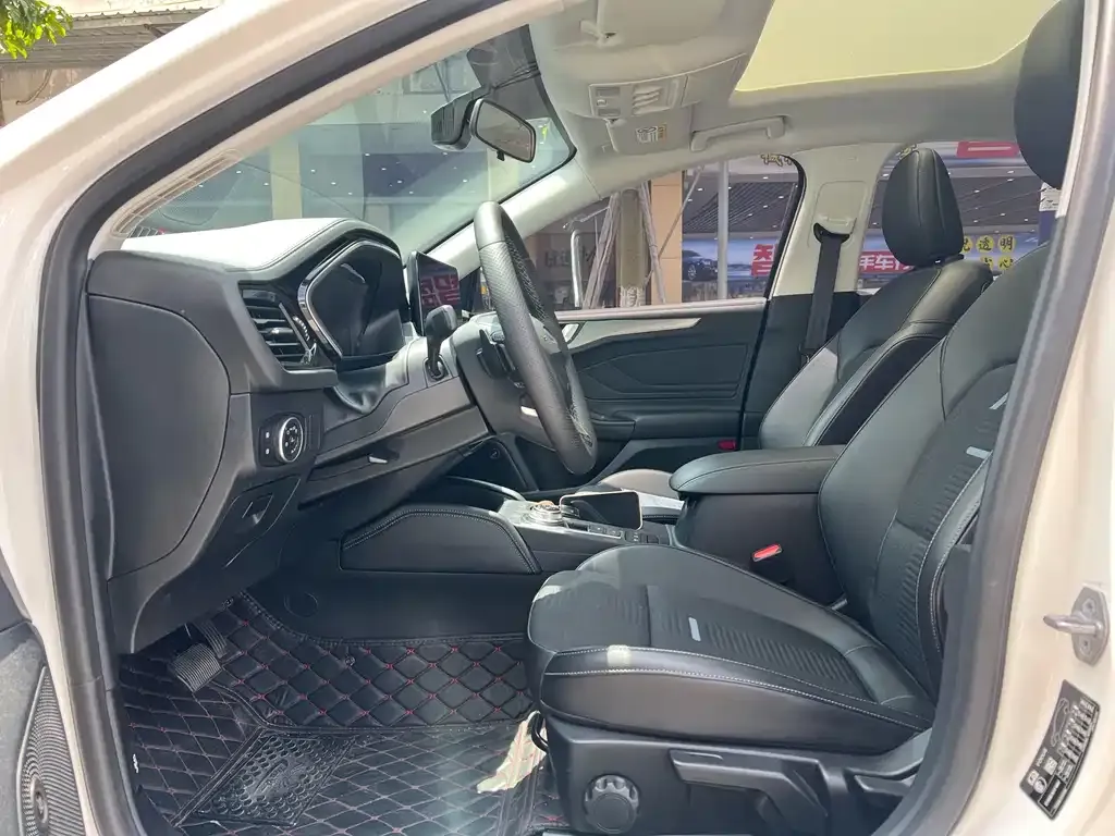 Ford Focus Active — фото 5