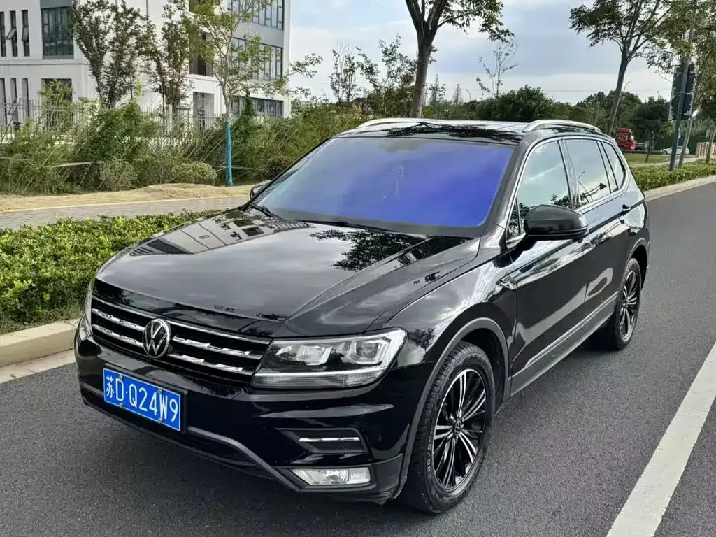 Volkswagen Tiguan L — фото 1