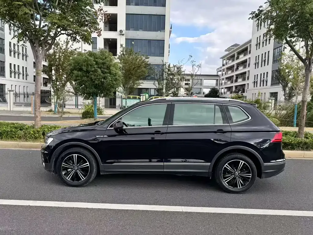 Volkswagen Tiguan L — фото 9