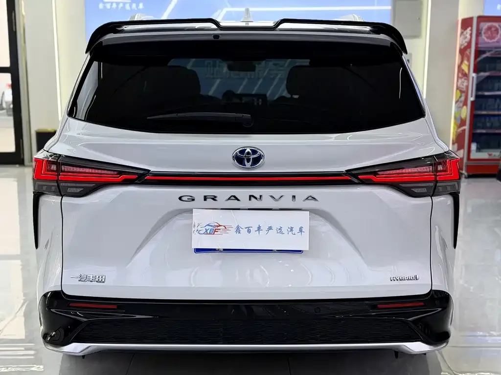 Toyota Granvia — фото 10