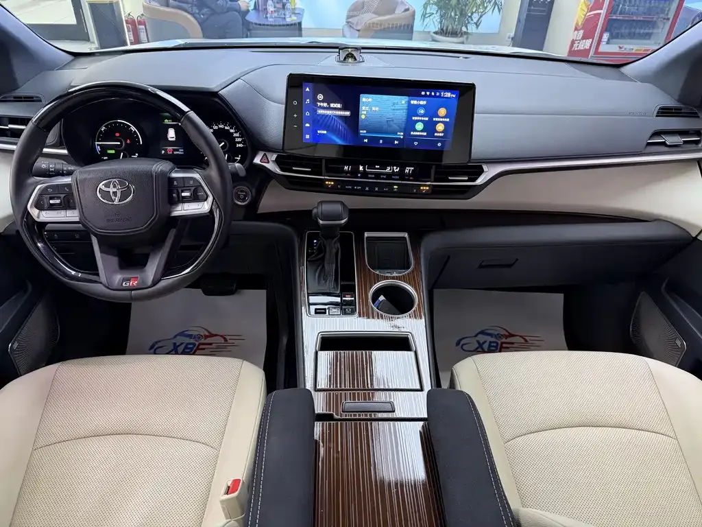 Toyota Granvia — фото 5