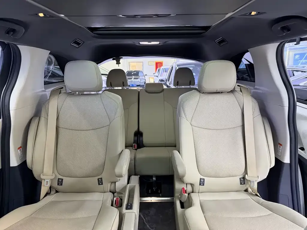 Toyota Granvia — фото 7