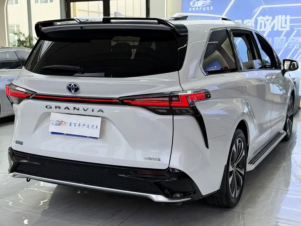 Toyota Granvia — фото 9
