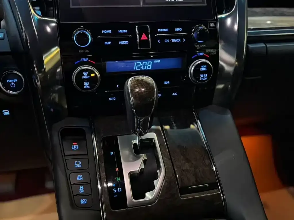 Toyota Vellfire — фото 7