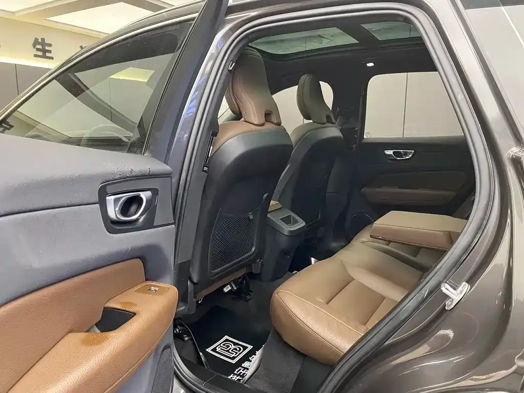Volvo XC60 — фото 10