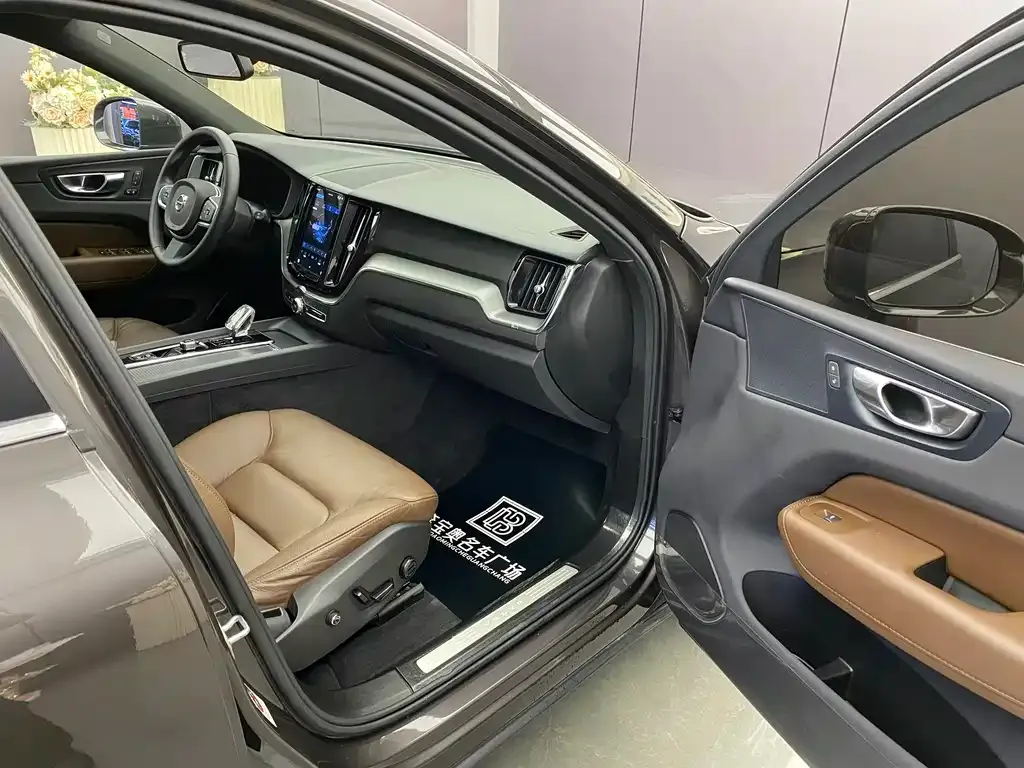 Volvo XC60 — фото 9