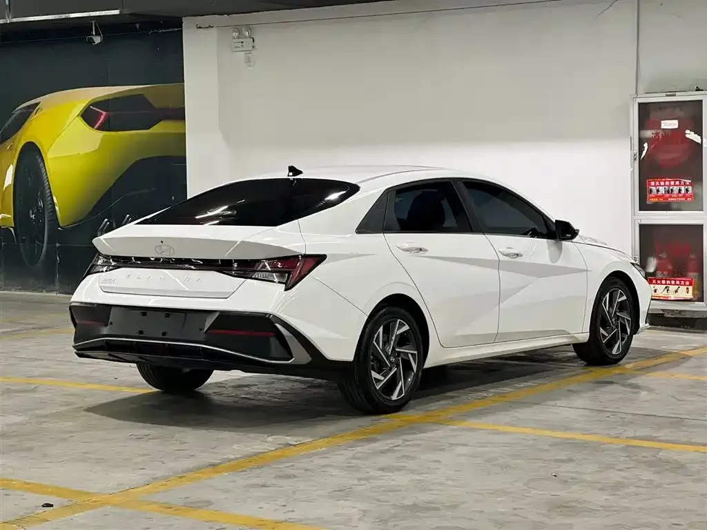 Hyundai Elantra — фото 5